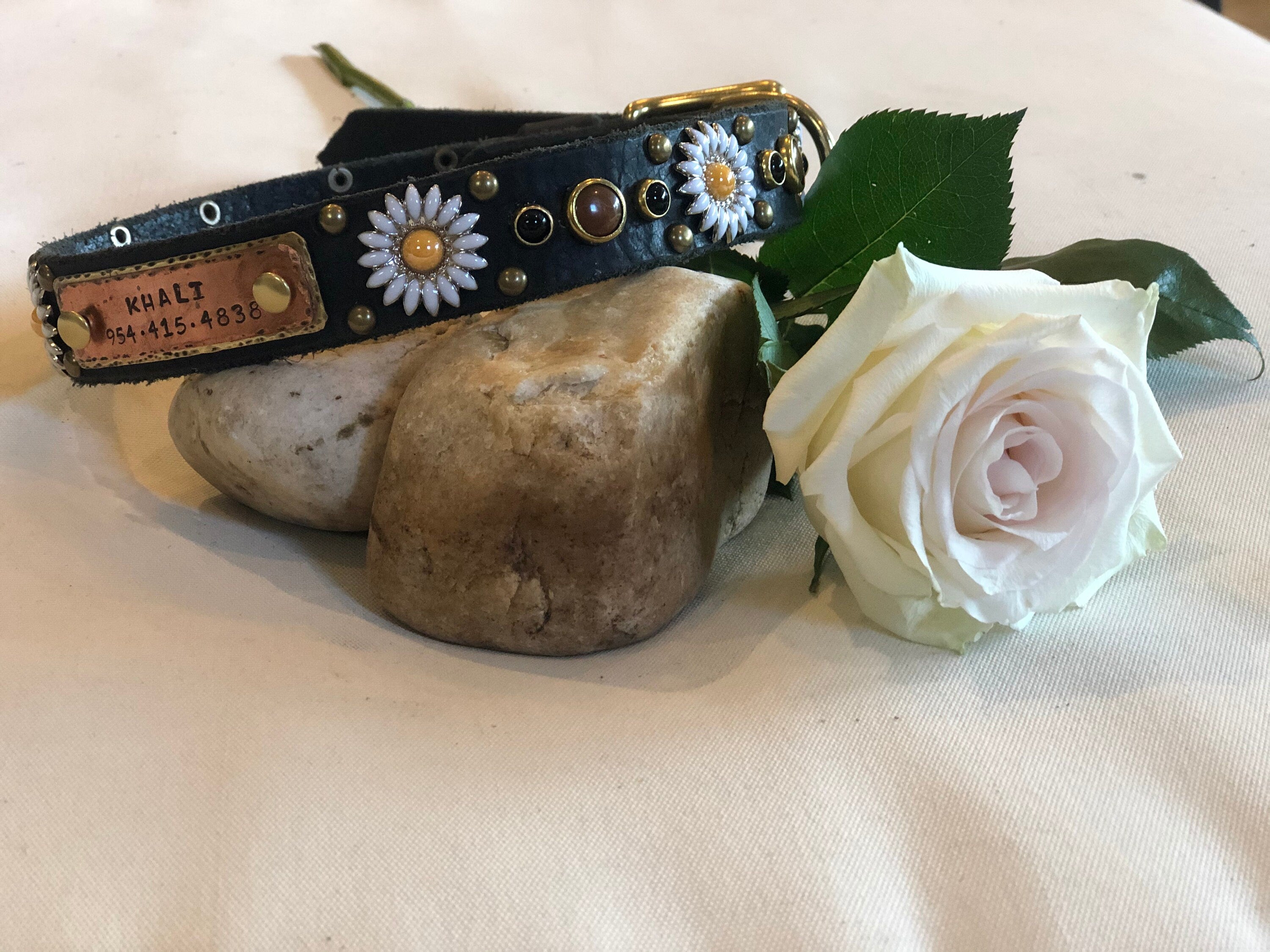 Daisy Leather Dog Collar – 3/4” Marble Stone Design