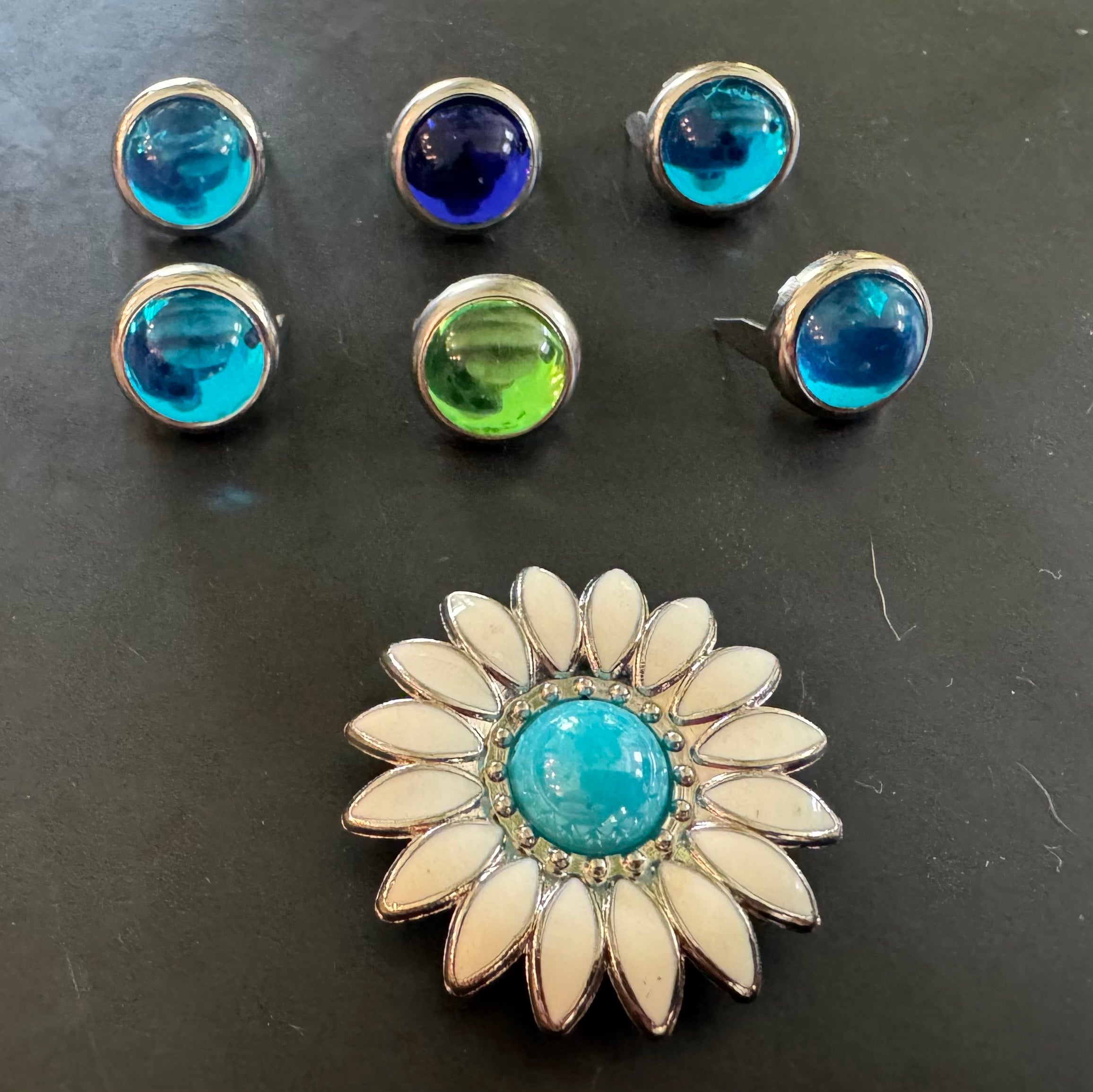 The Daisy Collar – 1" Leather Dog Collar | Cabochon Crystal Daisy Concho