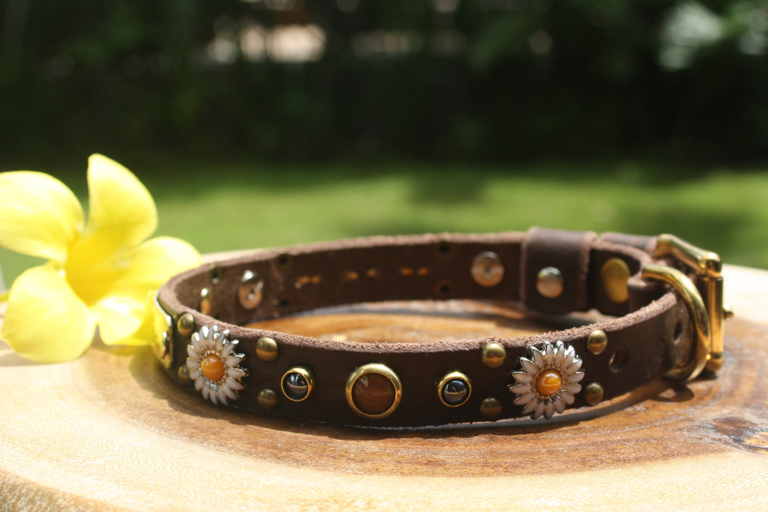 Daisy Leather Dog Collar – 3/4” Marble Stone Design
