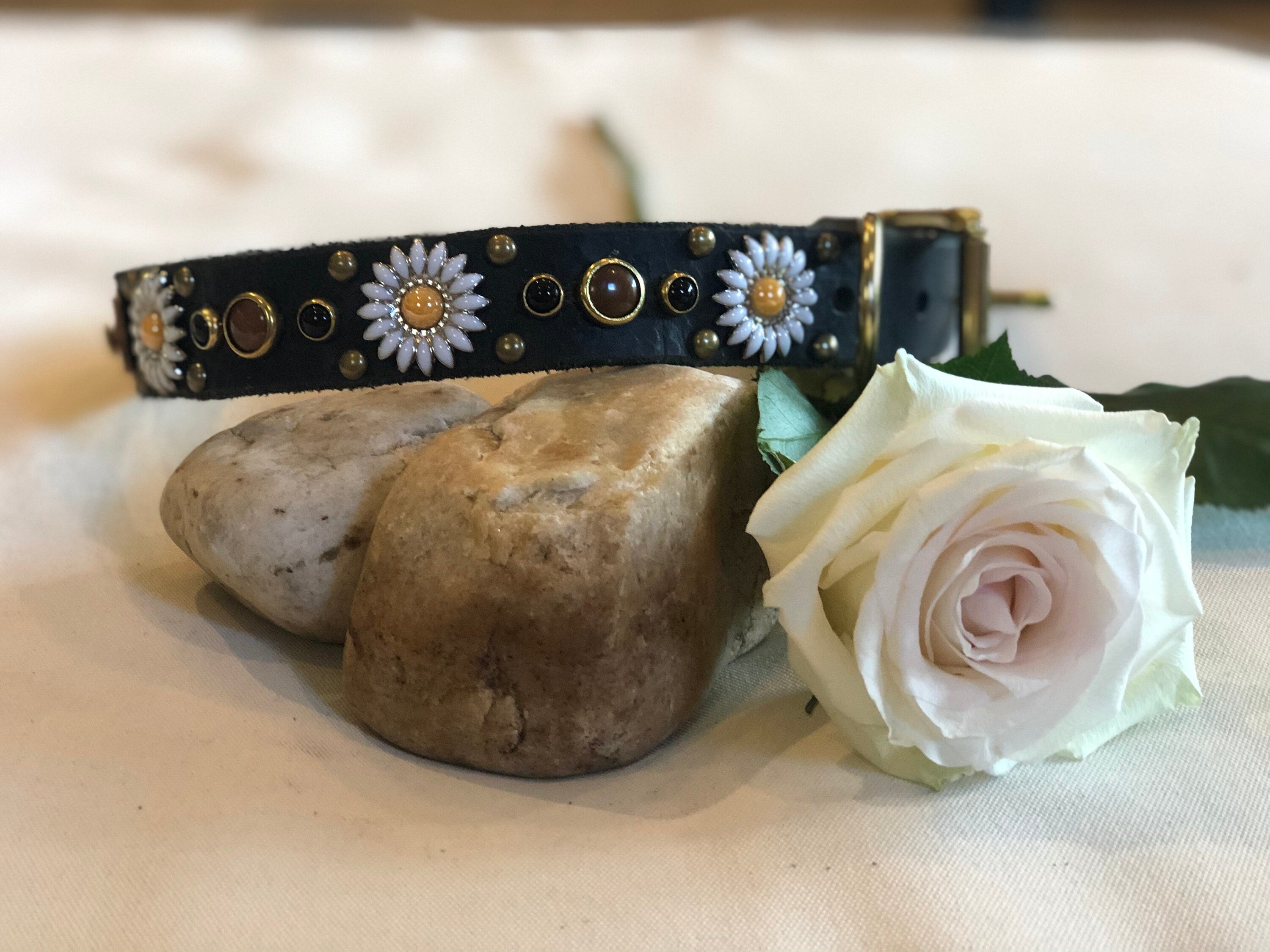 Daisy Leather Dog Collar – 3/4” Marble Stone Design